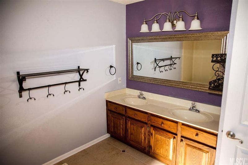 1344 Frances Ct, Hickory, NC 28602
