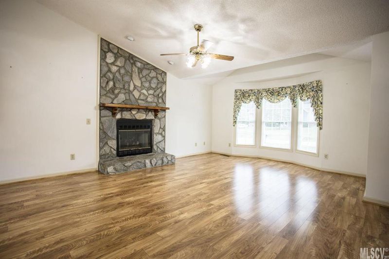 1875 Plaza Dr, Hickory, NC 28602