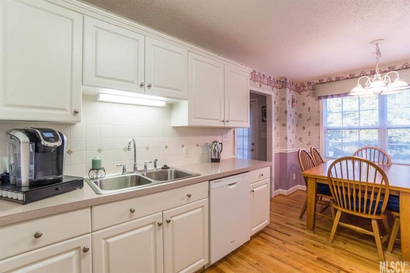 5520 Creek Point Dr, Hickory, NC 28601
