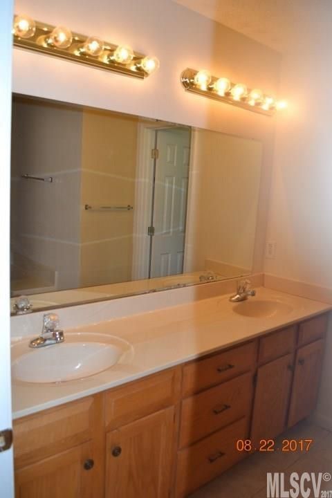 3761 Serenity Dr, Hickory, NC 28602