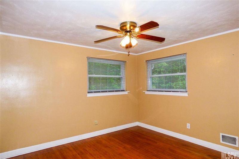 3075 Falling Creek Rd, Hickory, NC 28601