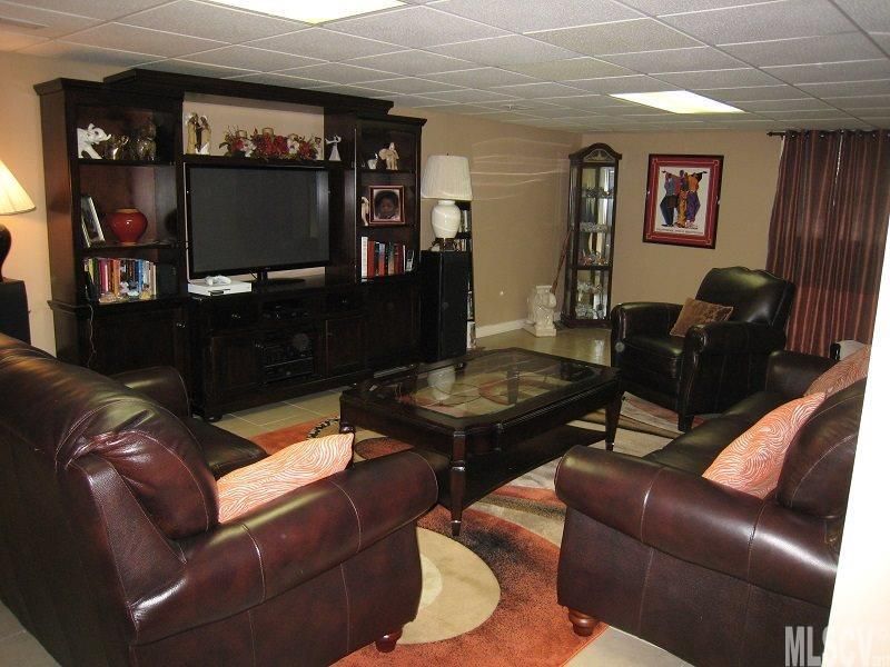 1303 Homestead Dr, Hickory, NC 28602
