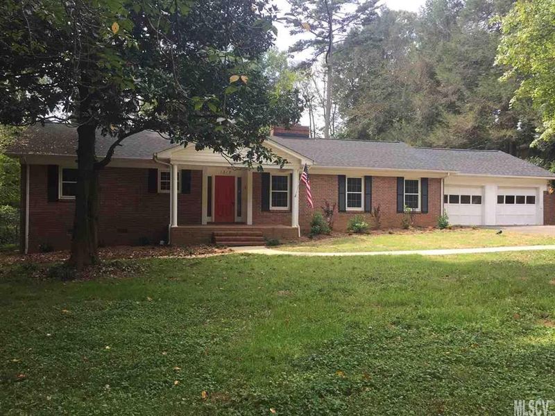 1313 4th St NW, Hickory, NC 28601