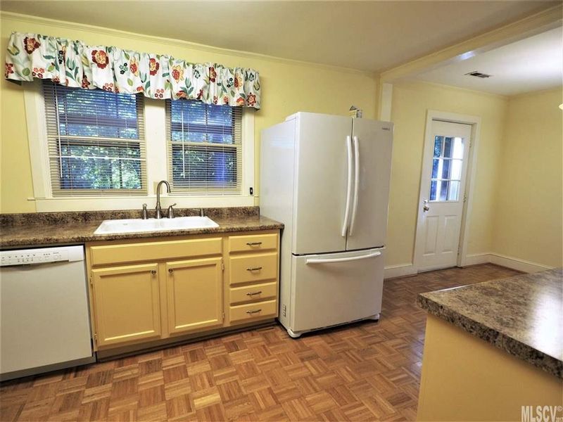 1059 4th Ave Dr NW, Hickory, NC 28601