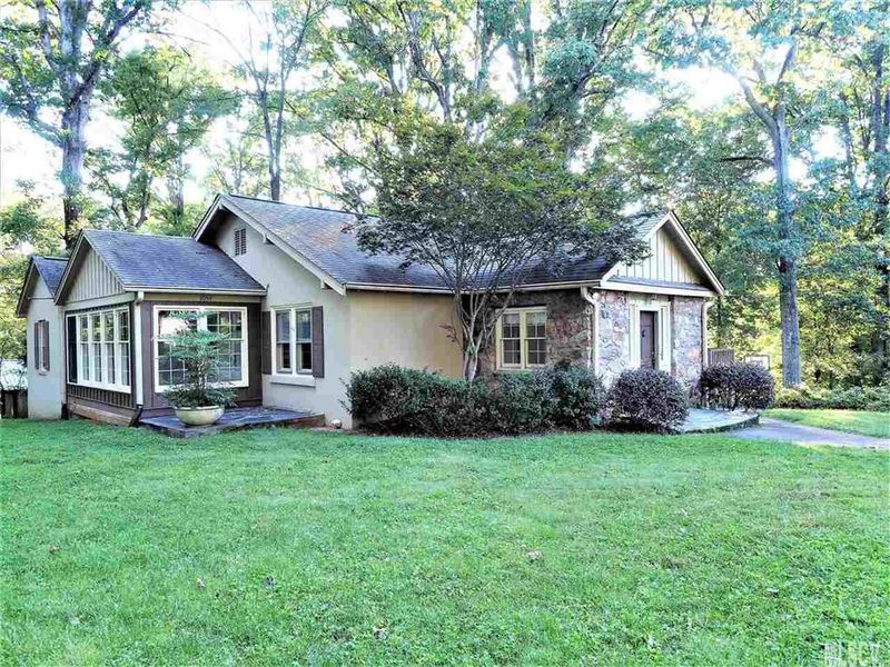1059 4th Ave Dr NW, Hickory, NC 28601