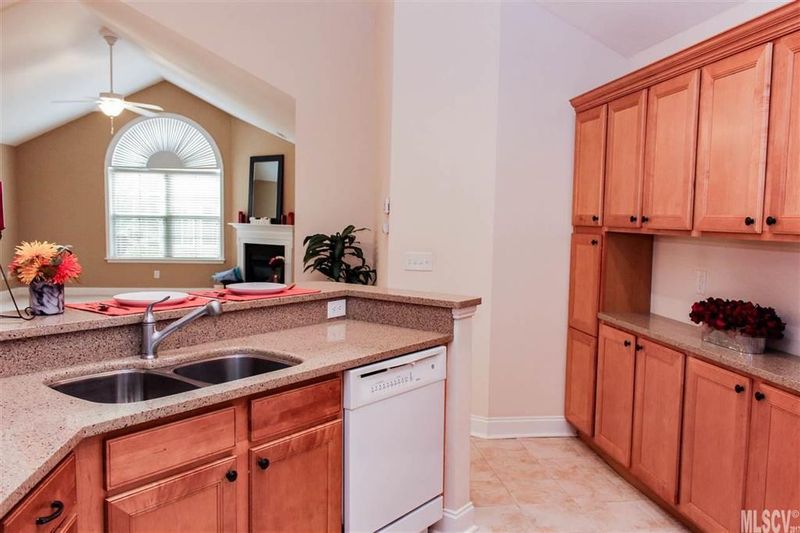 810 Wynnshire Dr #B, Hickory, NC 28601