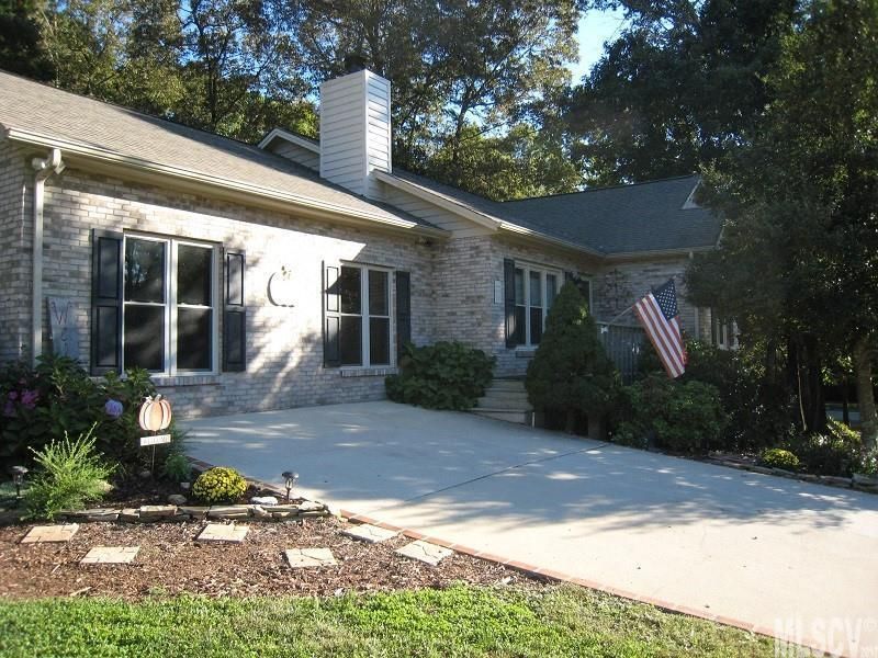 1294 Ripken Dr, Hickory, NC 28602