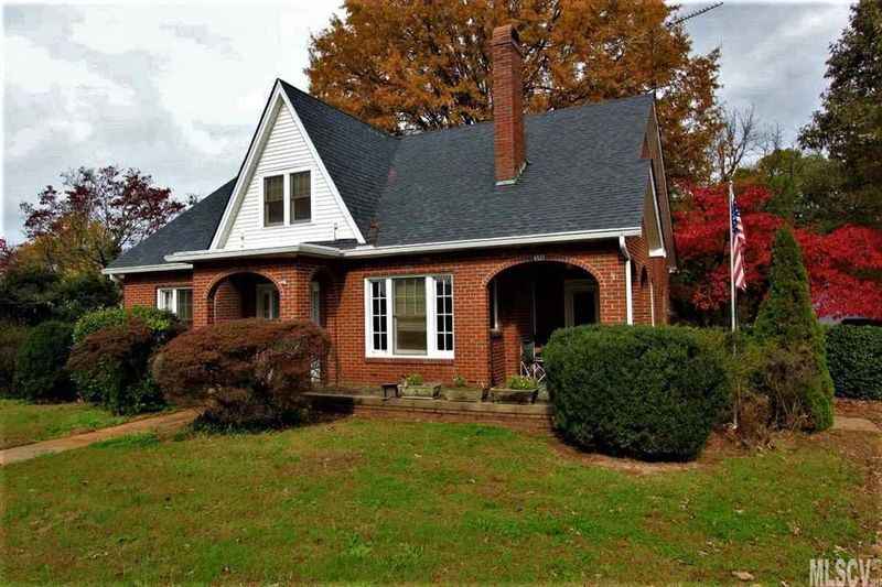 519 1st St E, Conover, NC 28613