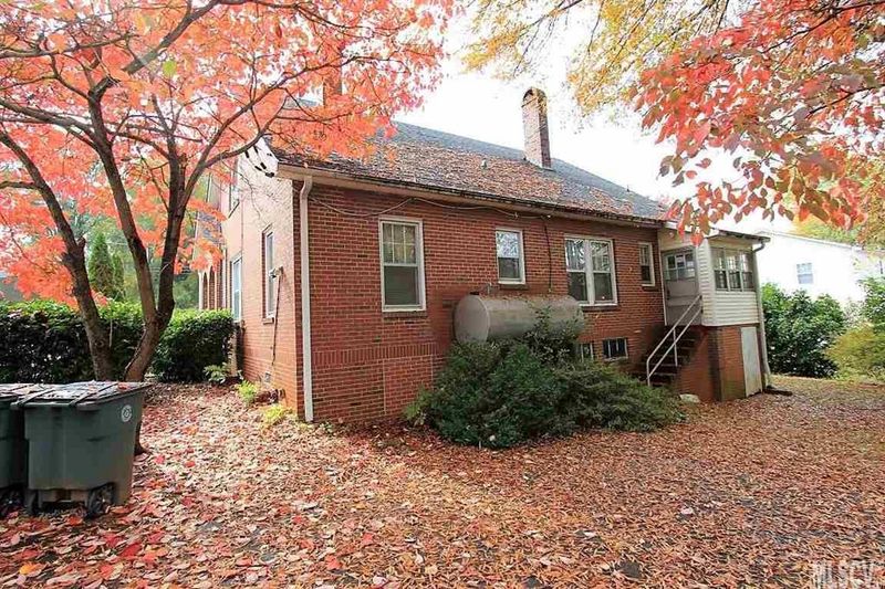 519 1st St E, Conover, NC 28613