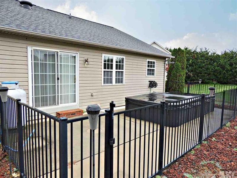 703 Braemore Ct NW, Conover, NC 28613