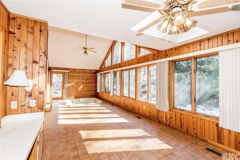 1014 3rd Ave NW, Conover, NC 28613