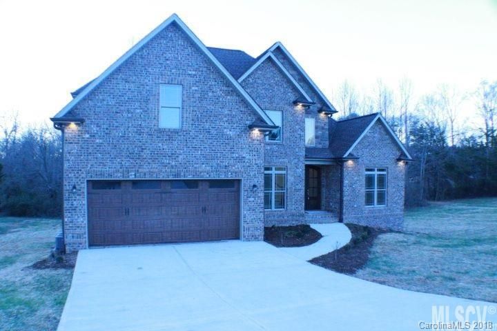 1421 Sweetbriar Ln, Hickory, NC 28602