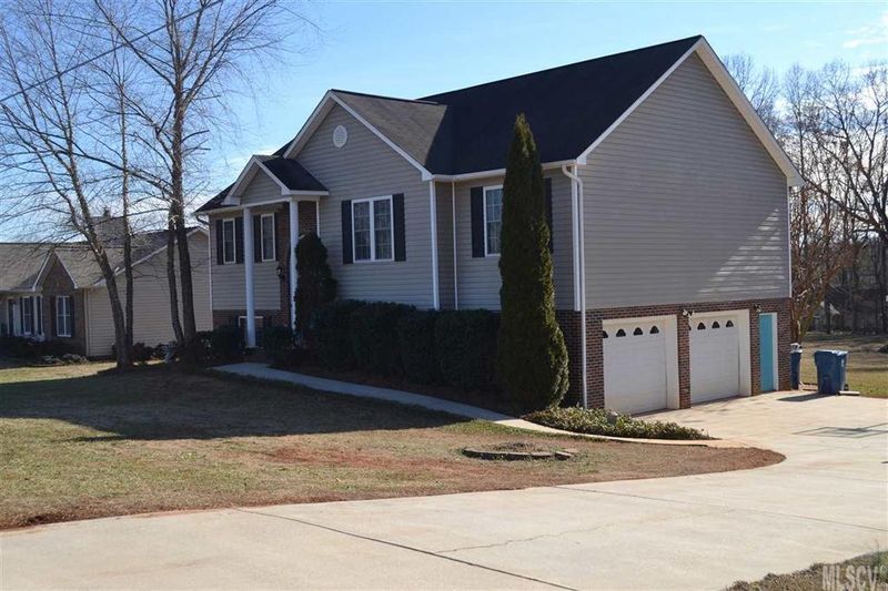 3861 River Rd, Hickory, NC 28602
