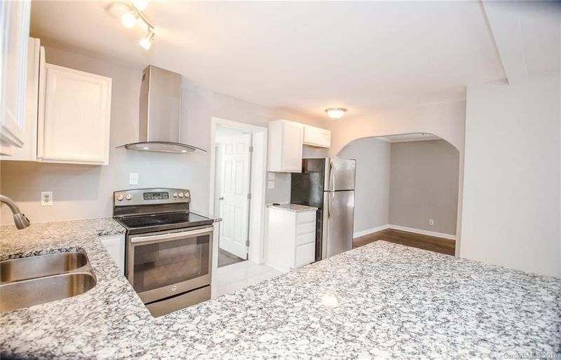 709 Vanderbrook Rd, Charlotte, NC 28215