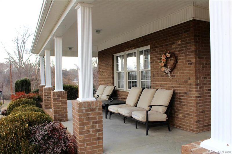 186 N Main St, Mount Holly, NC 28120