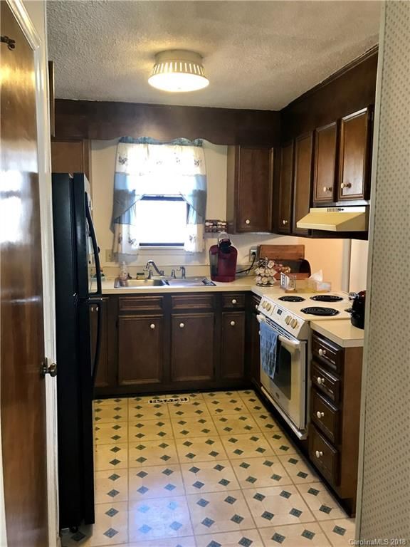 110 Lauren Ct, Gastonia, NC 28056