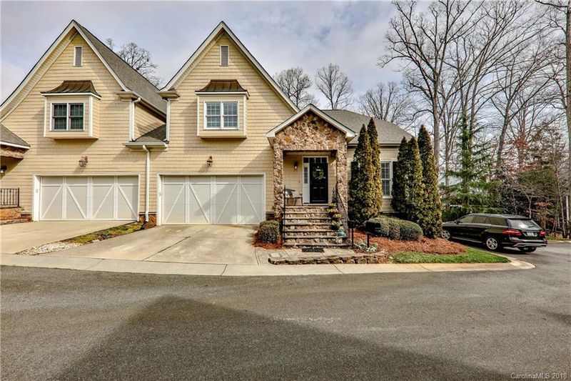 5939 Bridger Ct, Charlotte, NC 28211