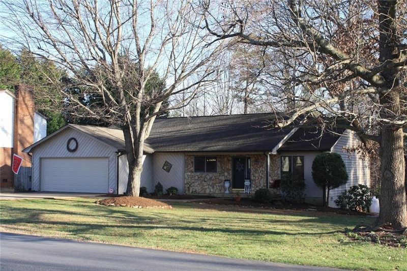 5327 Lisa Ln, Hickory, NC 28602
