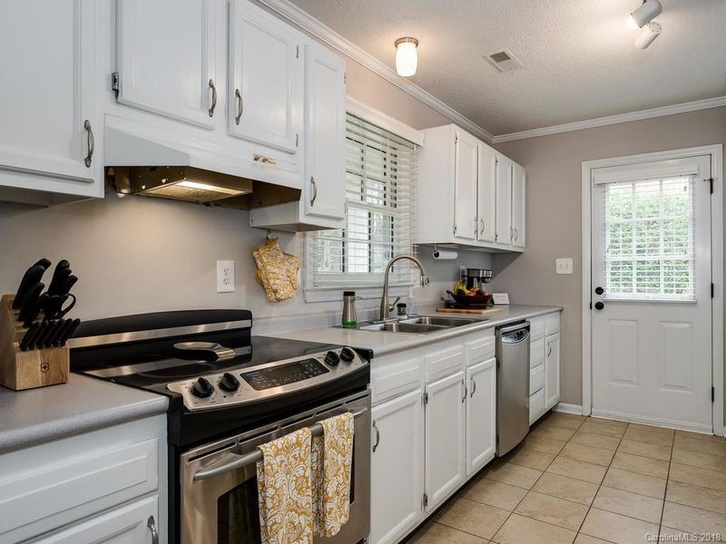 517 Heathermoor Ct, Charlotte, NC 28209