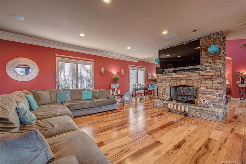 2920 Dodsworth Dr, Cramerton, NC 28032