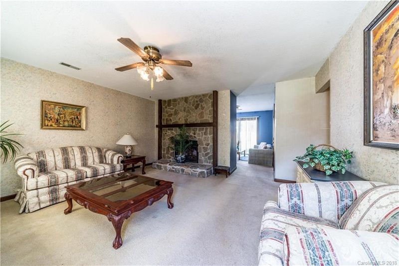 6509 Lake Forest Rd E, Charlotte, NC 28227