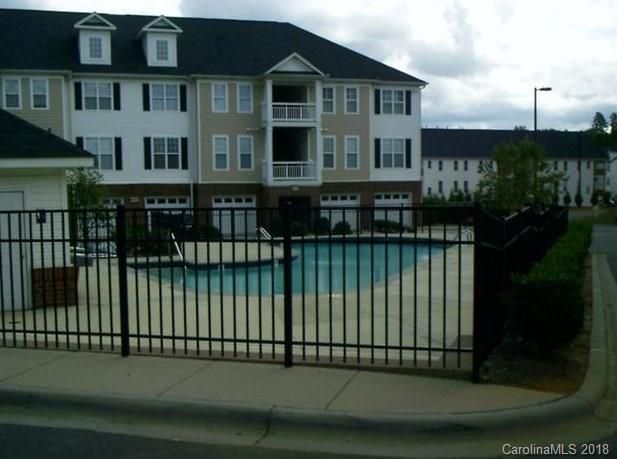 6464 Park Pond Dr, Charlotte, NC 28262