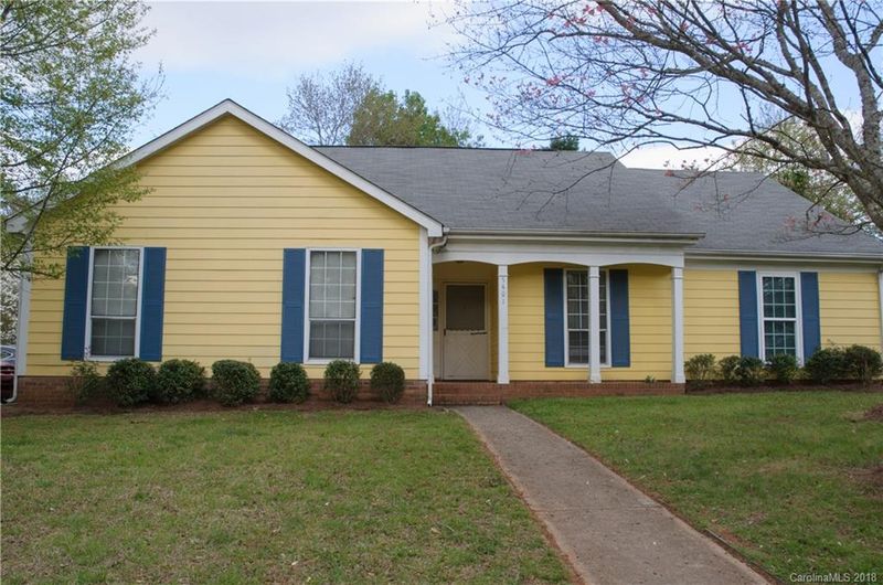 8401 Pinstripe Ln, Charlotte, NC 28227