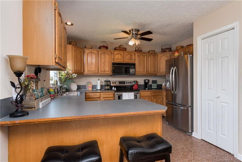 2036 34th Avenue Dr, Hickory, NC 28601