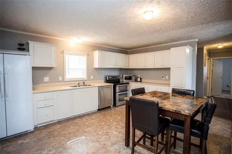 5249 Foley Dr, Hickory, NC 28602