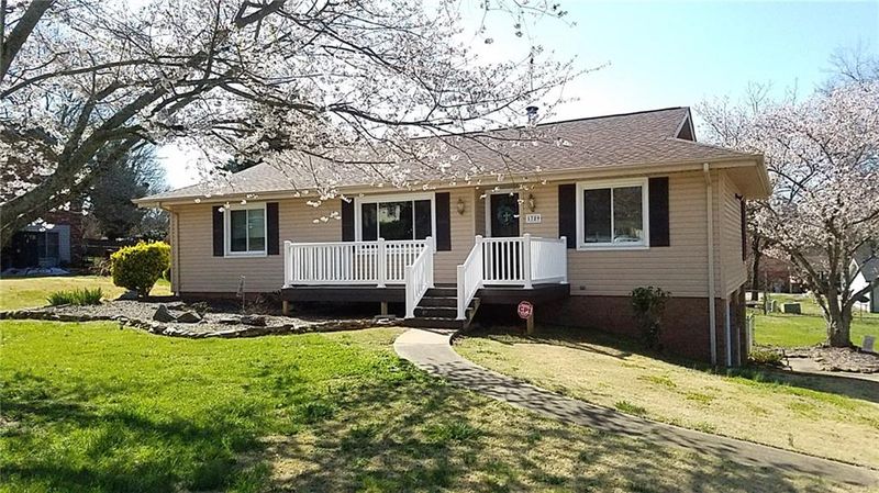 1789 Woodridge Cir, Hickory, NC 28602