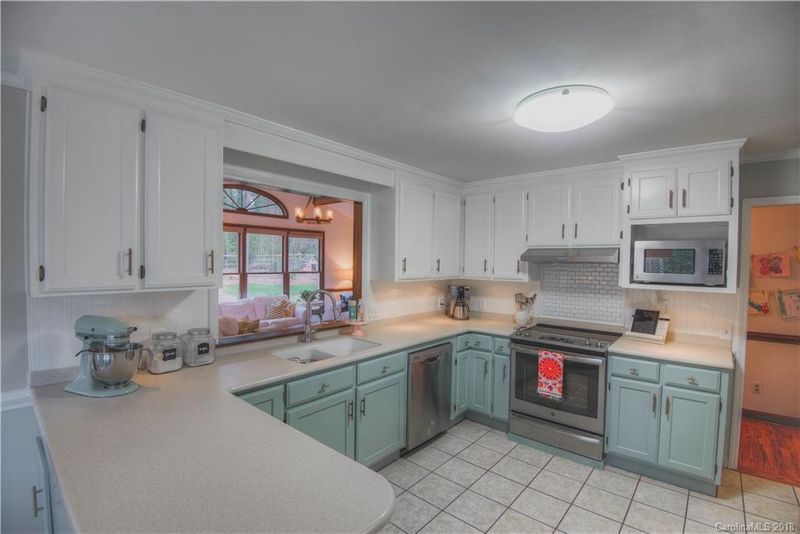 232 Sardis Grove Ln, Matthews, NC 28105