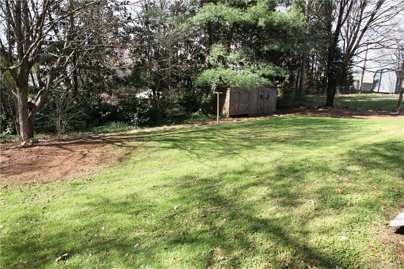 402 Timberlane Dr, Mount Holly, NC 28120