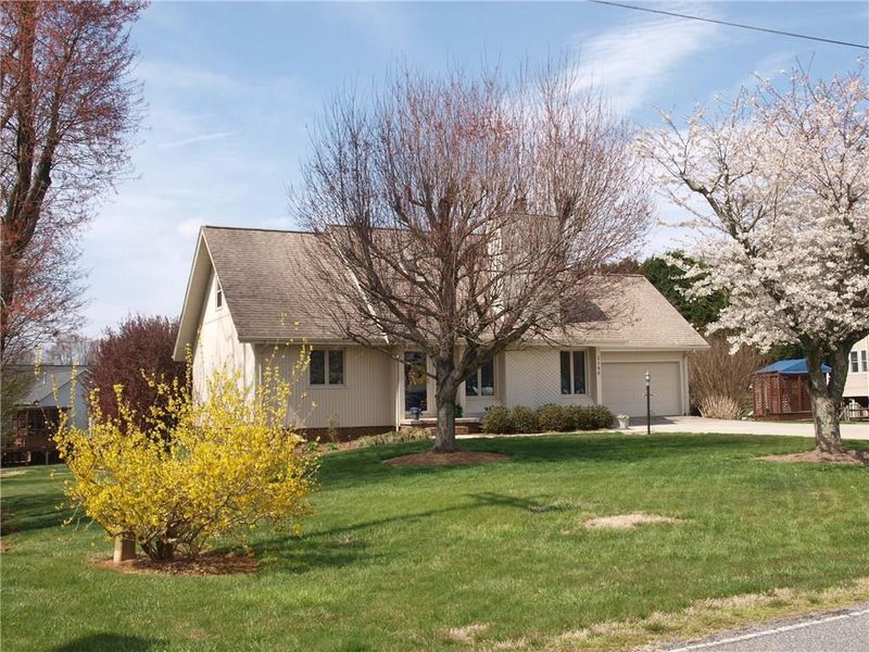 2140 35th Avenue Dr NE, Hickory, NC 28601