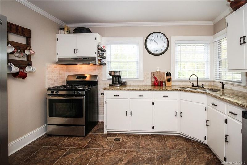 1511 Chippendale Rd, Charlotte, NC 28205