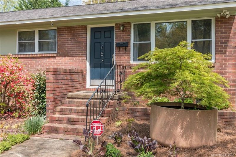 653 Manhasset Rd, Charlotte, NC 28209