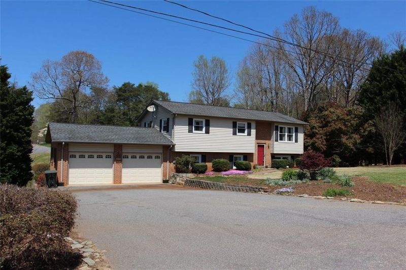 2070 Vance St, Newton, NC 28658