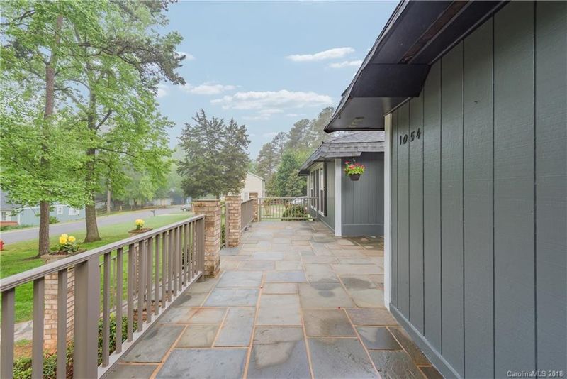 1054 Palmyra Dr, Tega Cay, SC 29708