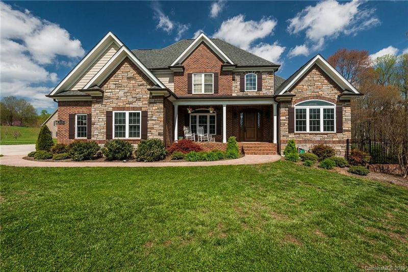 4684 White Eagle Ln, Hickory, NC 28602
