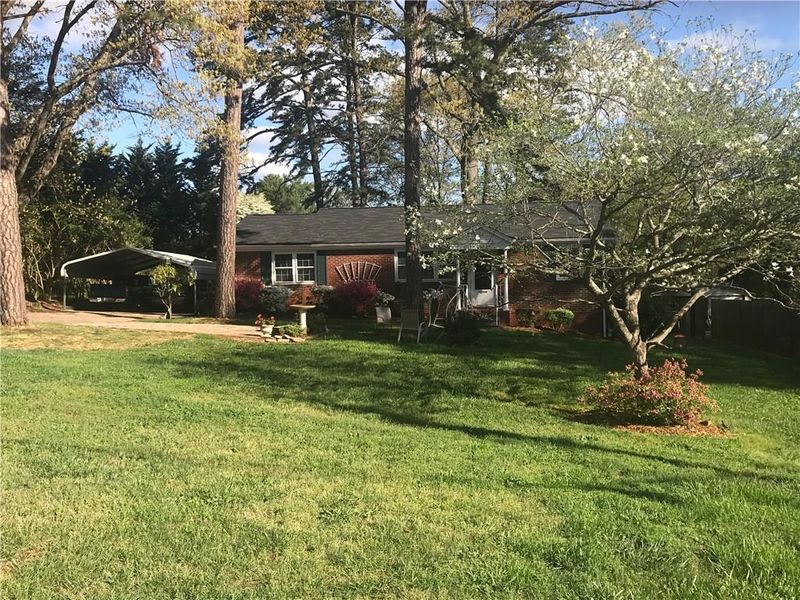3016 8th Ave SW, Hickory, NC 28601