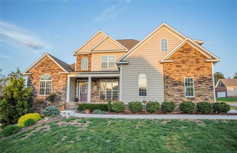 1891 Waterbury Ct, Hickory, NC 28602