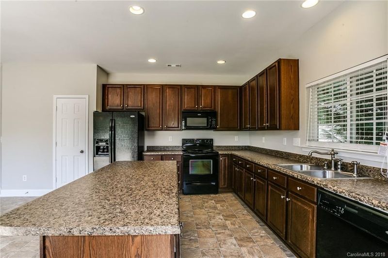 11027 Kinnairds St, Charlotte, NC 28278