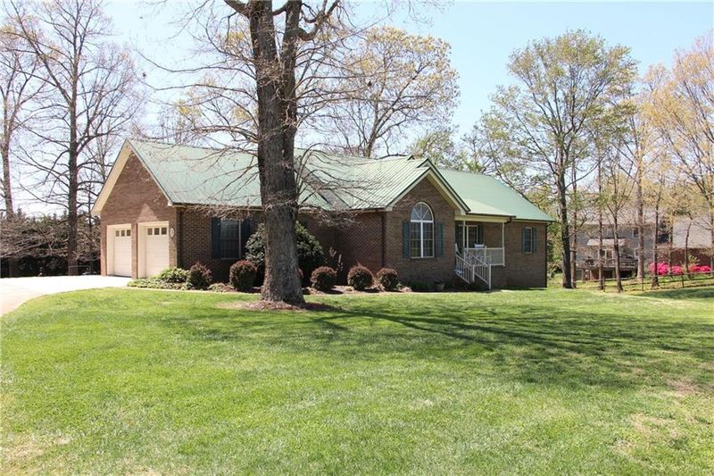5303 Huffman Farm Rd, Hickory, NC 28602