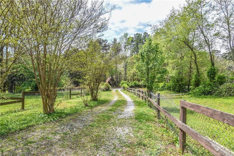 307 Rutledge Rd, Mount Holly, NC 28120