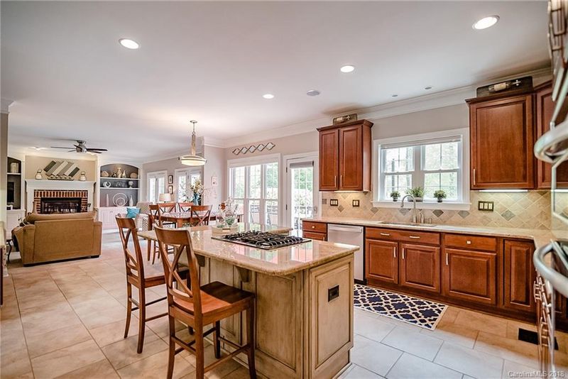 9806 Devonshire Dr #600, Huntersville, NC 28078