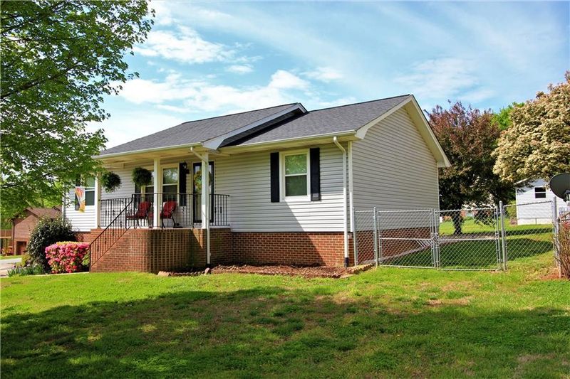 204 Belleview Dr, Conover, NC 28613