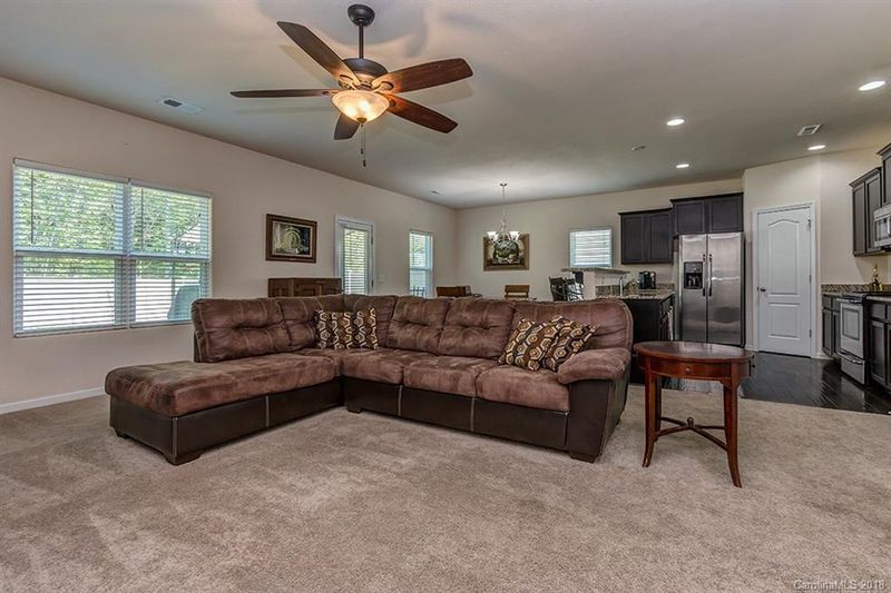 9202 Avery Meadows Dr, Charlotte, NC 28216