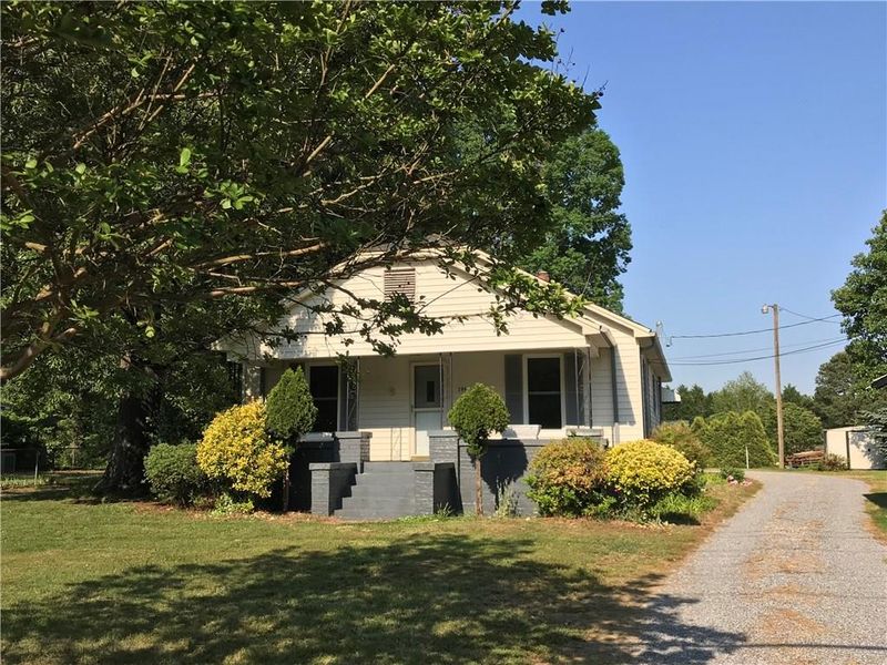 1996 16th St NE, Hickory, NC 28601