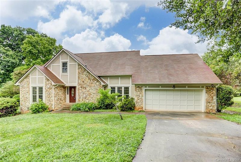 10404 Takeridge Ct, Charlotte, NC 28277