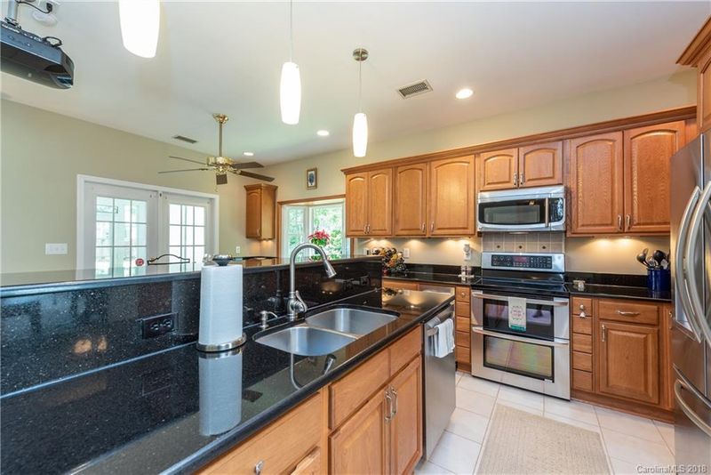 9335 Autumn Applause Dr, Charlotte, NC 28277