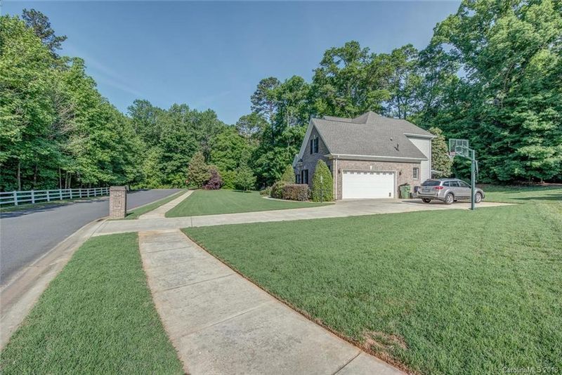 101 Creek Side Dr, Mount Holly, NC 28120